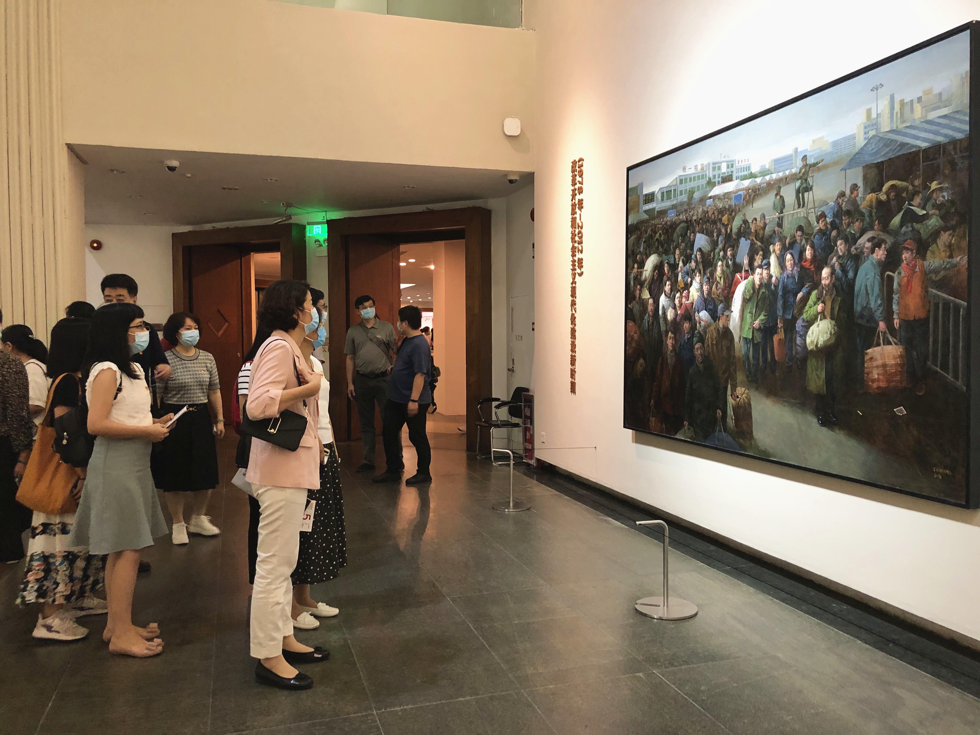 全体党员干部认真观赏展品加强党史学习教育.jpg