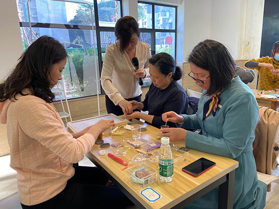 图：制香老师指导大家手工制作香牌550.jpg
