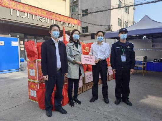 图：区委副书记黄德辉、区人大常委会副主任李朔熹慰问防疫工作人员550.jpg