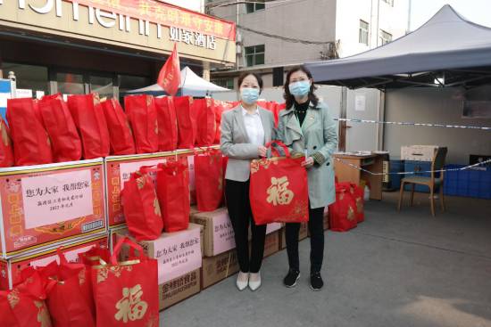 图：区妇联兼职副主席李云为隔离酒店女店长送上慰问品550.jpg