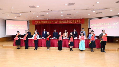 为全国省市区各级“最美家庭”代表颁奖.jpg