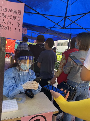 下沉社区支持大规模核酸工作.jpg