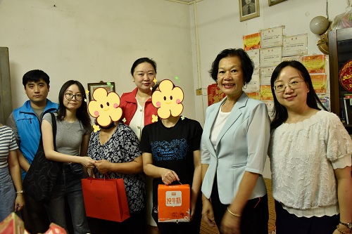 区妇联挂职副主席勒妍带队探访慰问单身困难母亲.jpg